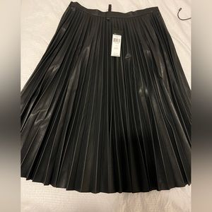 BCBG PLEATHER PLEATED SKIRT SIZE SMALL. BRAND NEW WITH TAGS!